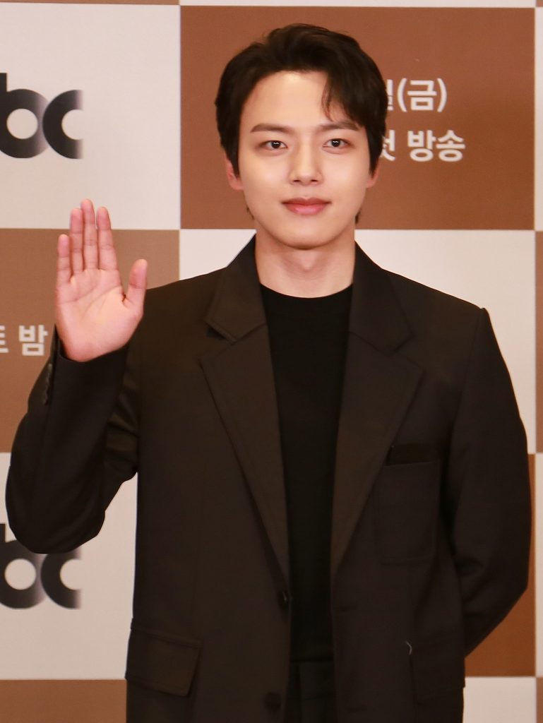  diễn viên chính Jin Goo vai Thượng sĩ Seo Dae-young  trong phim Huệ Duệ Mặt Trời   