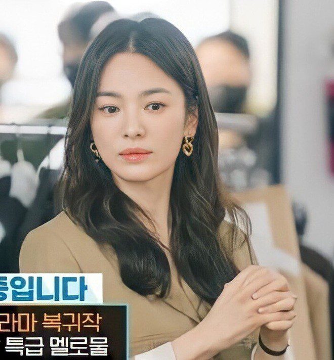  Diễn viên chính Song Hye-kyo vai Bác sĩ Kang Mo-yeon trong phim Huệ Duệ Mặt Trời  