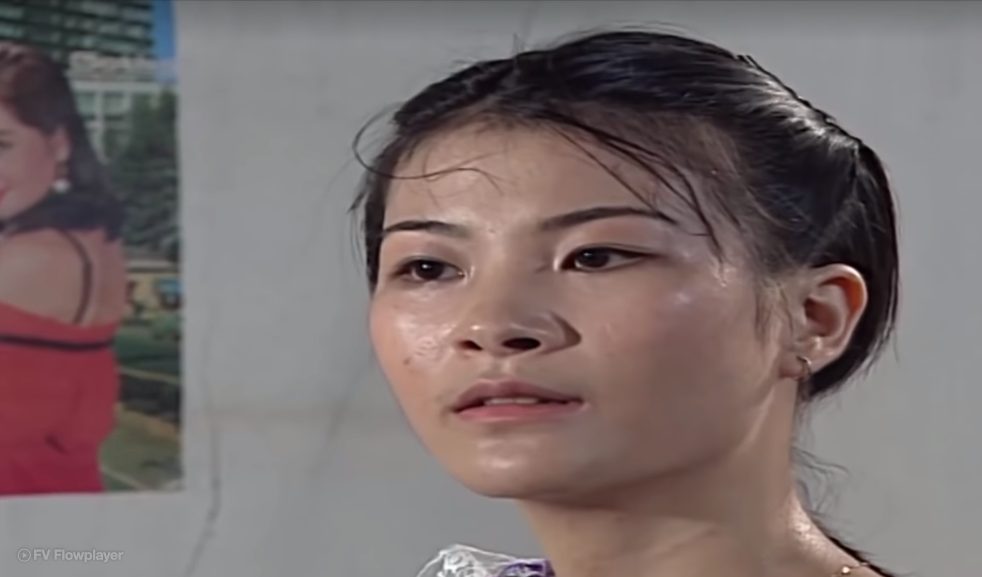 Vai diễn đanh đá của Kim Oanh trong phim Sóng ở đáy sông.
